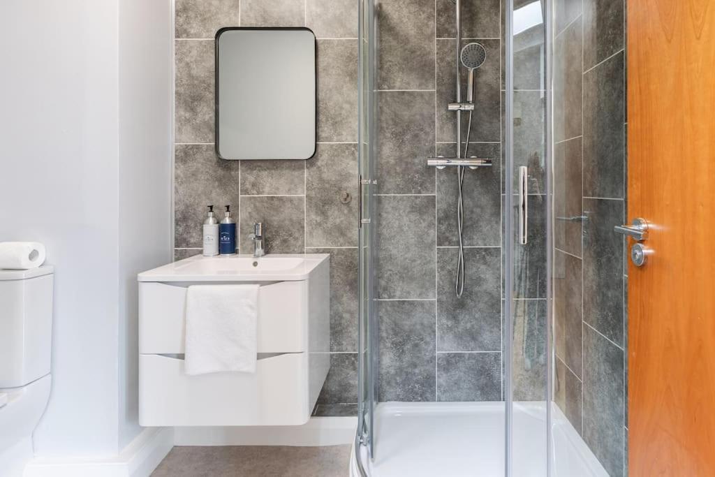 Modern Penthouse Apartment 2 Bed, 2 Bath Sleeps 6 City Centre Belfast Buitenkant foto